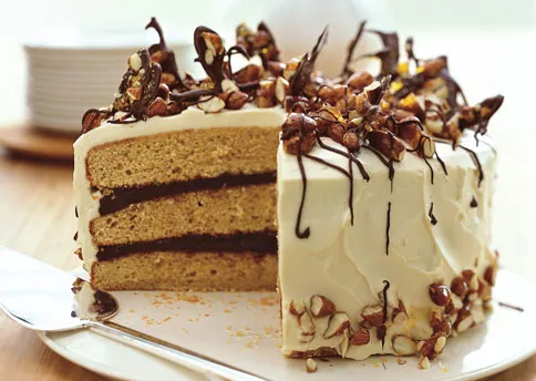 Almond praline cake