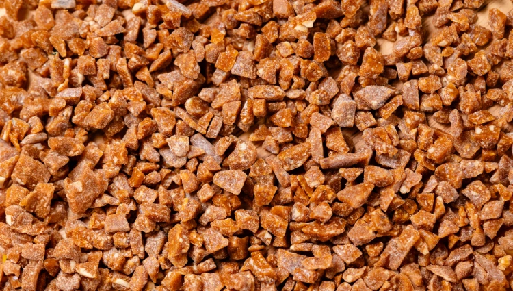 Golden fantasy 1 A wooden bowl filled with Golden Fantasy caramel bites used as toppings for ice cream and premium desserts.