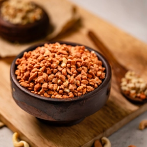 A close-up view of cashew pralines, showcasing their crunchy caramelized pralines texture.